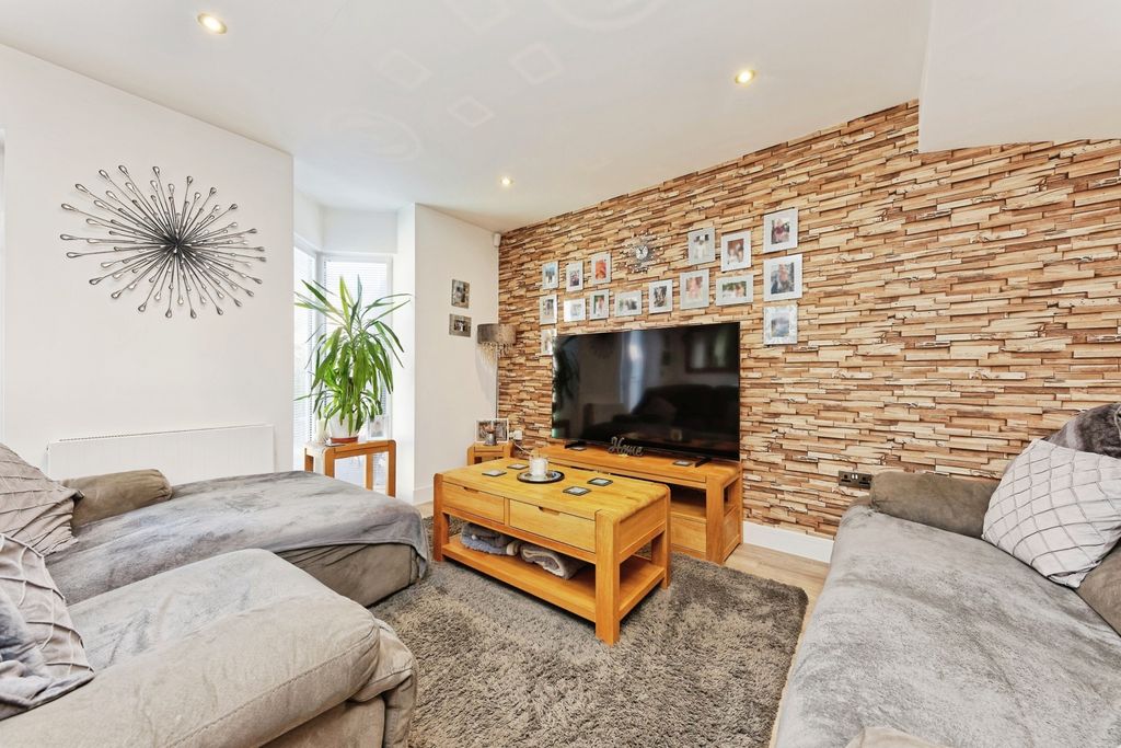 Property photo 3 of 18 Pbox-Img.Jpg