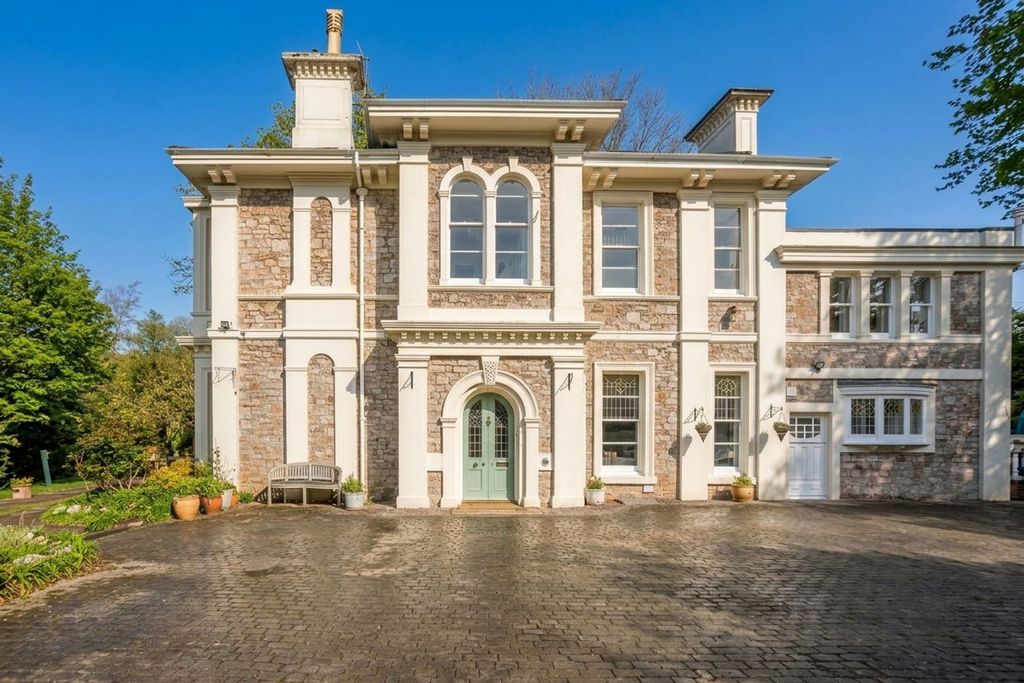 Property photo 1 of 35