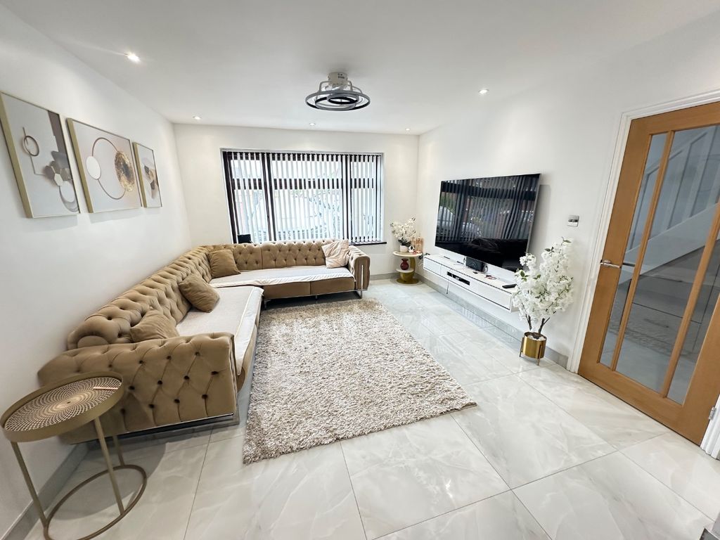 Property photo 2 of 18 4509471
