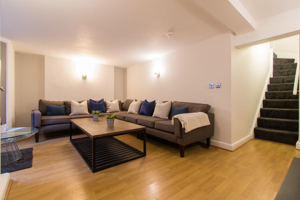 Property photo 1 of 9 16Cr Lounge