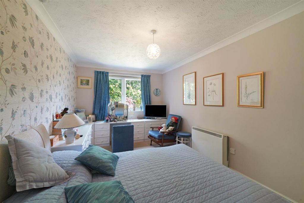 Property photo 3 of 9 Flat 11, Bishops Court - Ms1W30660Gt7Ayf2Wpsv.Jpg