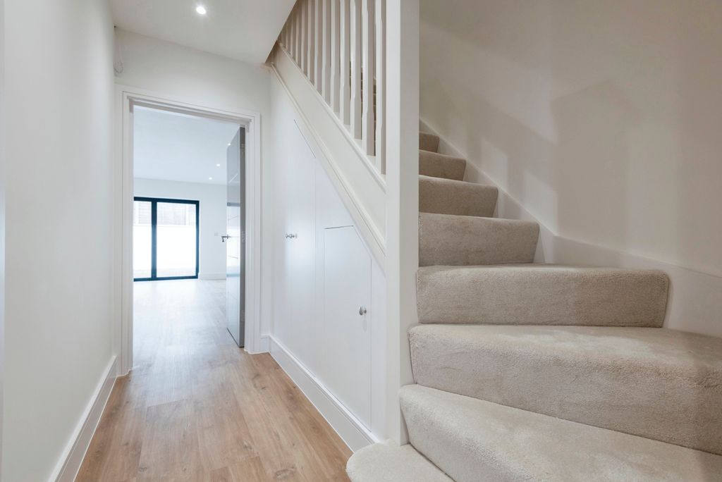 Property photo 3 of 17 Entrance Hall