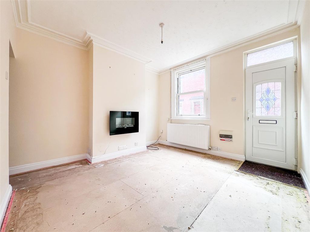 Property photo 2 of 18 Sitting Room