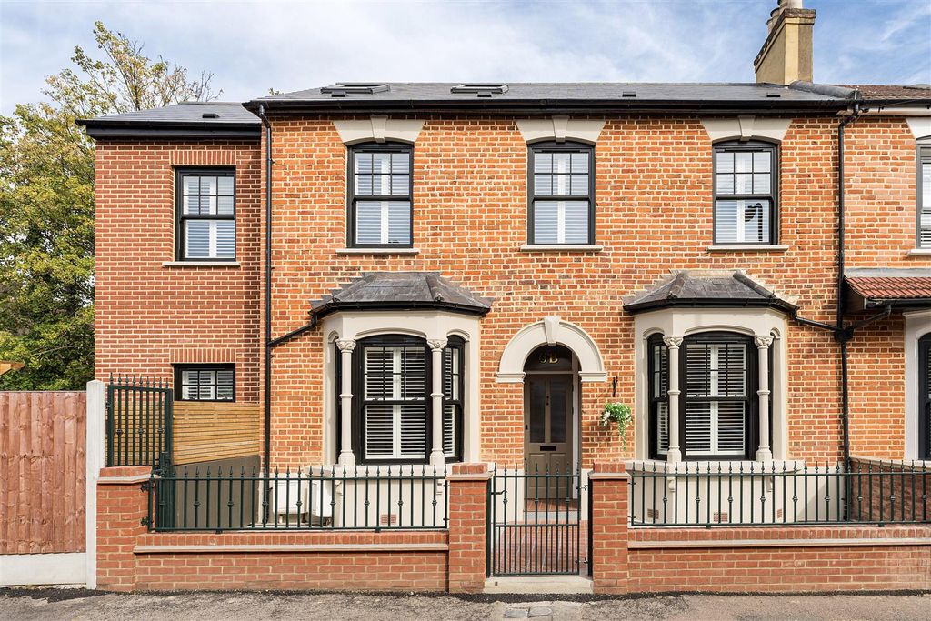 Property photo 1 of 42 Connaught Road, E17