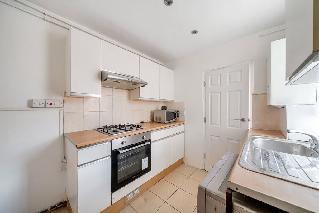 Property photo 2 of 10 Kitchen