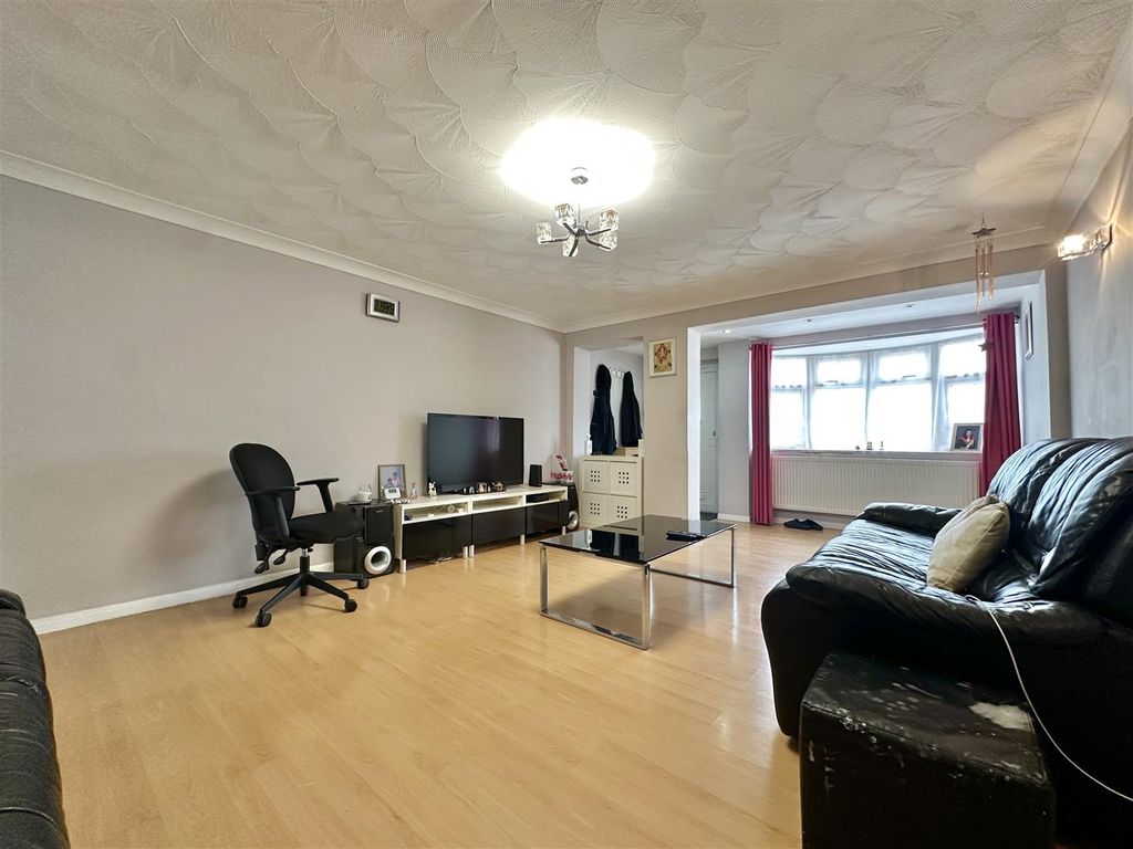 Property photo 3 of 15 Lounge