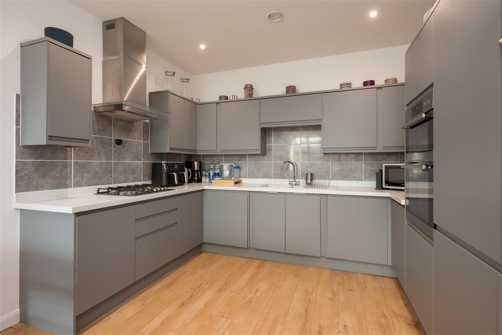 Property photo 2 of 16 Oystergate Apartments, Wraik Hill