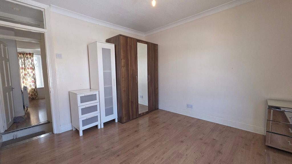 Property photo 1 of 11 Bedroom 1