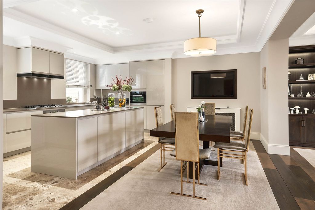 Property photo 3 of 12 Kitchen/Dining