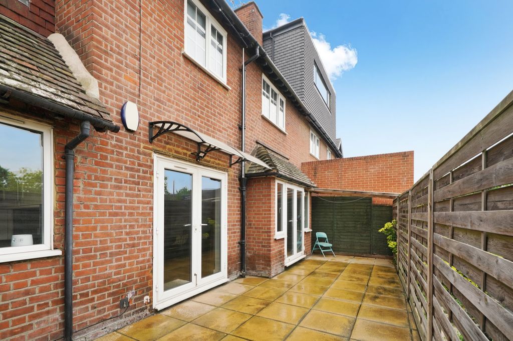 Property photo 1 of 15 Bright And Well-Maintained Private Garden Patio Wi...