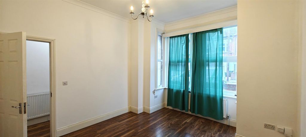 Property photo 3 of 31 Lounge Front