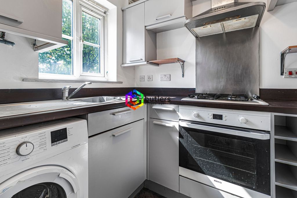 Property photo 3 of 9 Kitchen