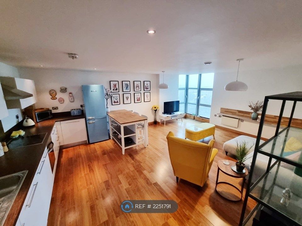 Property photo 3 of 32 Living Room/Kitchen