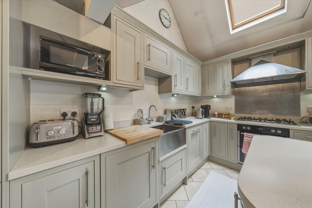 Property photo 3 of 25 Kitchen