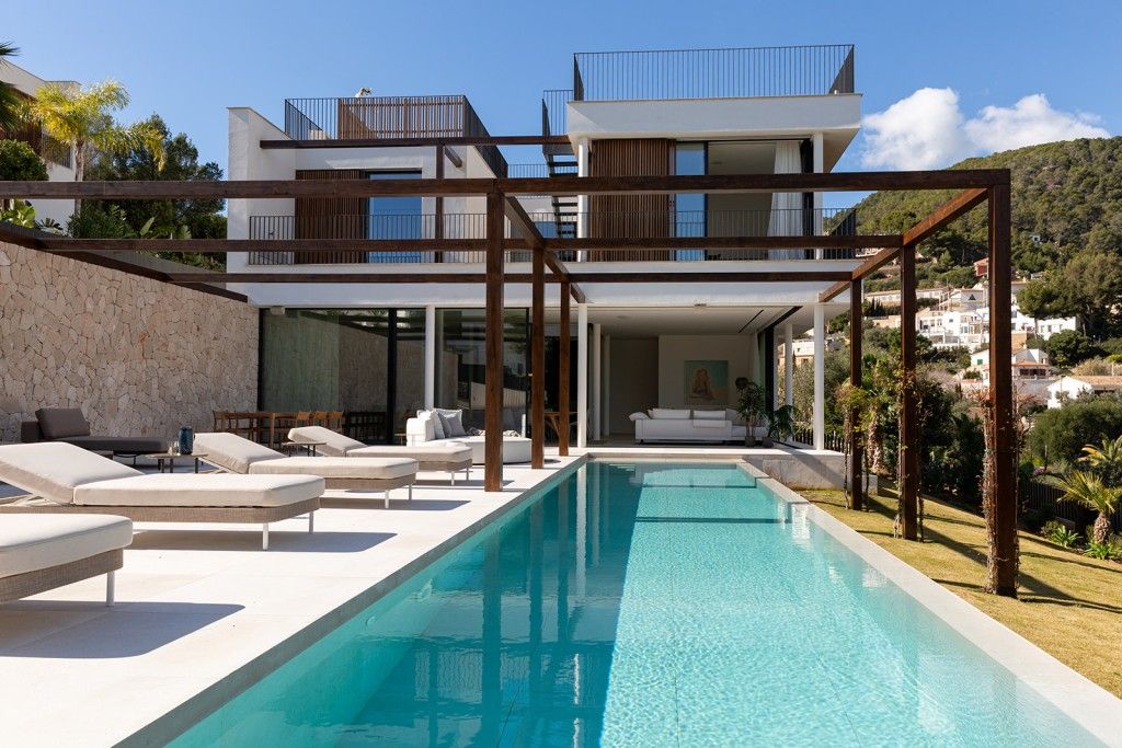 Property photo 1 of 20 Pool And Exterior (2)