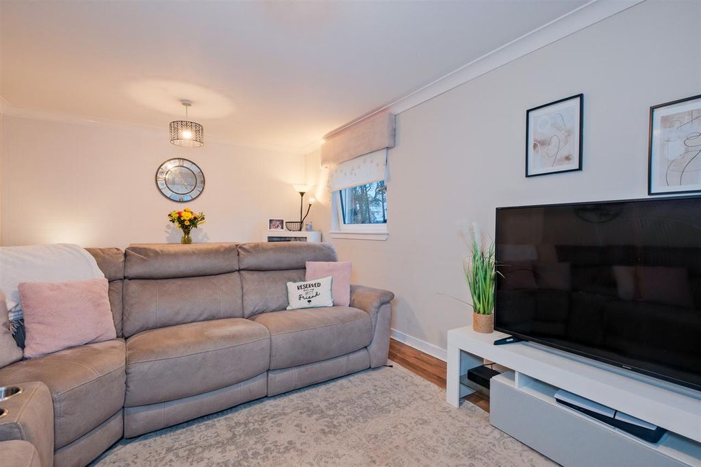 Property photo 2 of 16 Lounge