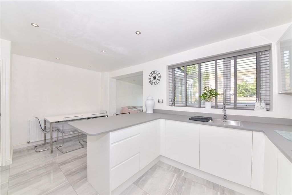 Property photo 3 of 14 Kitchen