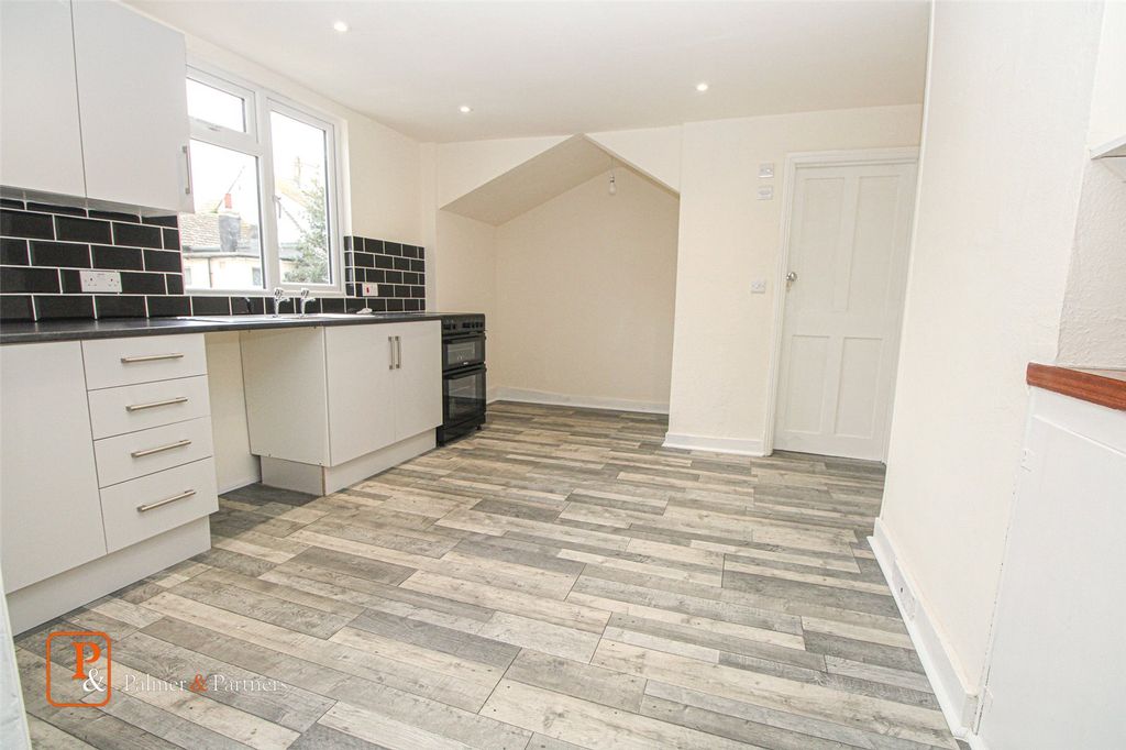 Property photo 2 of 6 Kitchen