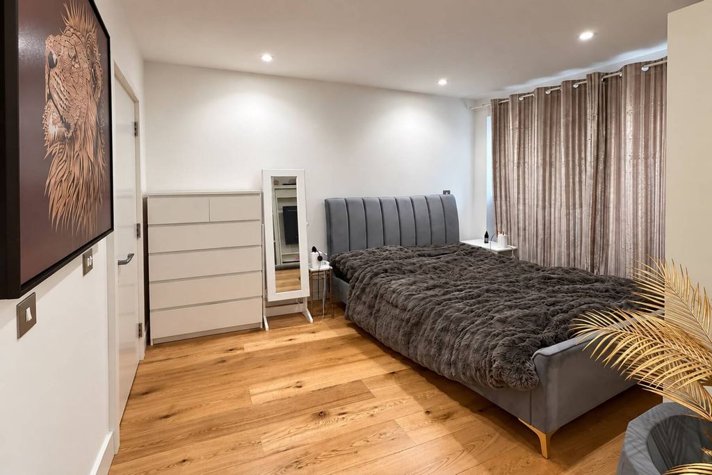 Property photo 3 of 5 Tyron Apartments - Bedroom