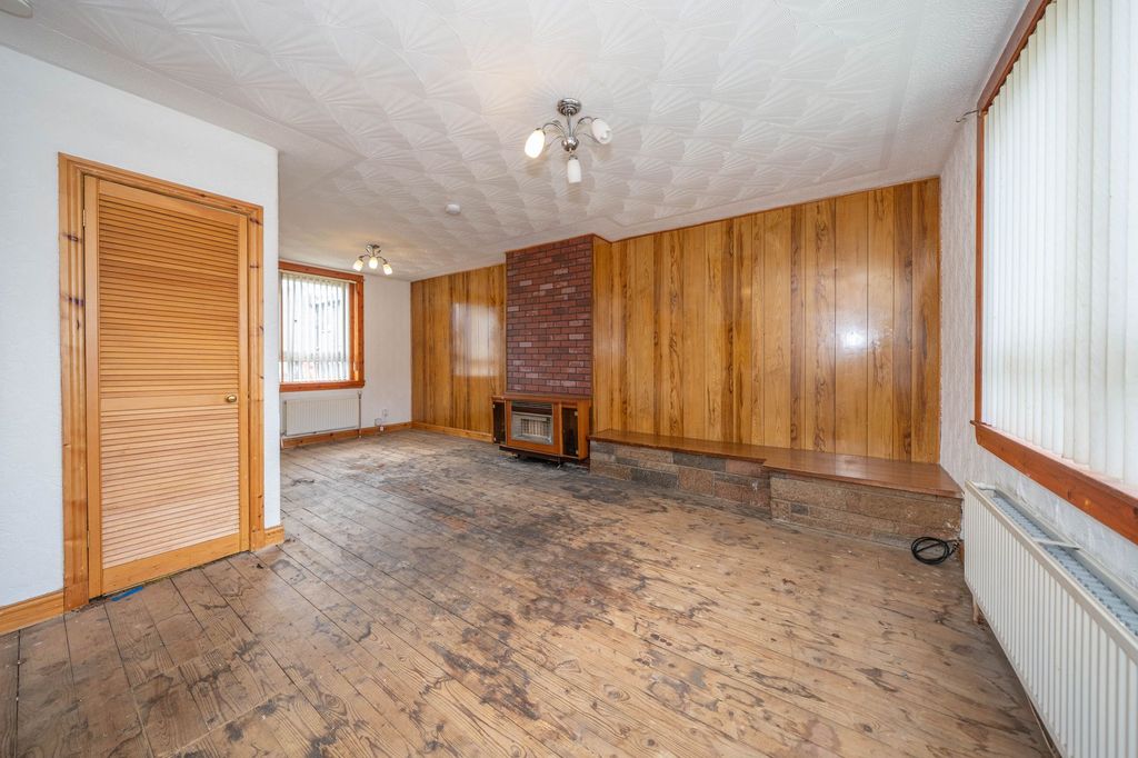 Property photo 3 of 28 Living Room Diner