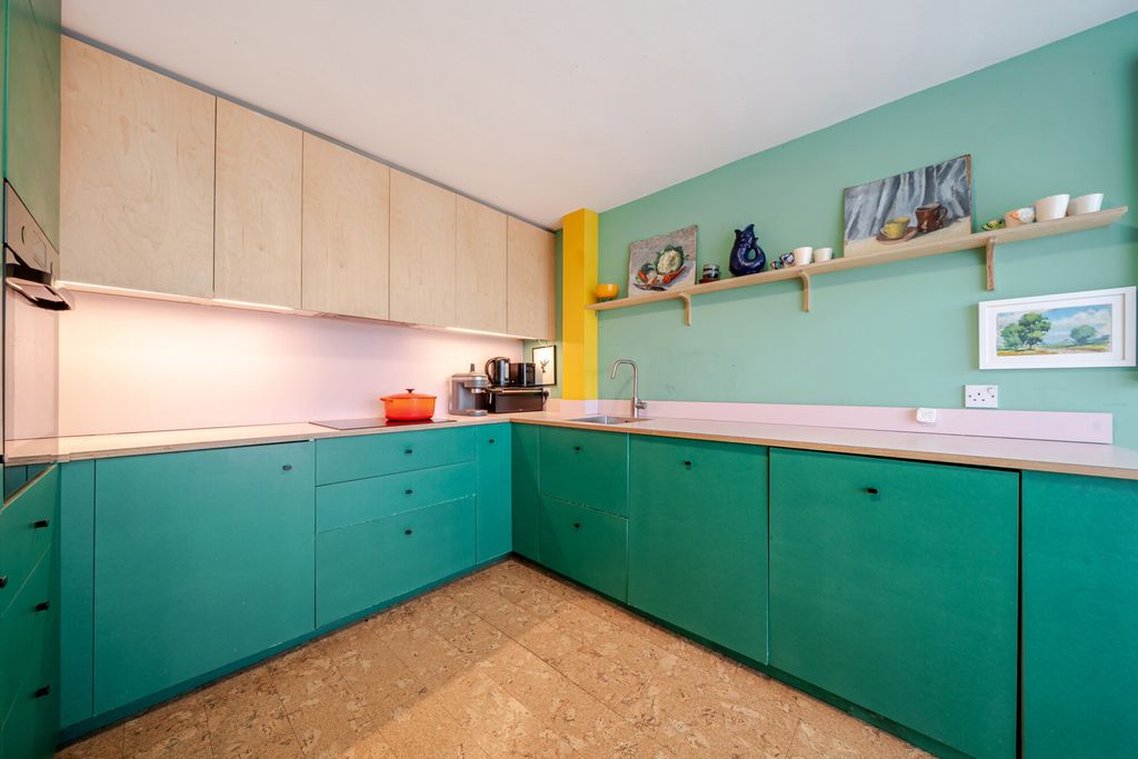 Property photo 3 of 18 1516904-11-6Aa3c2...