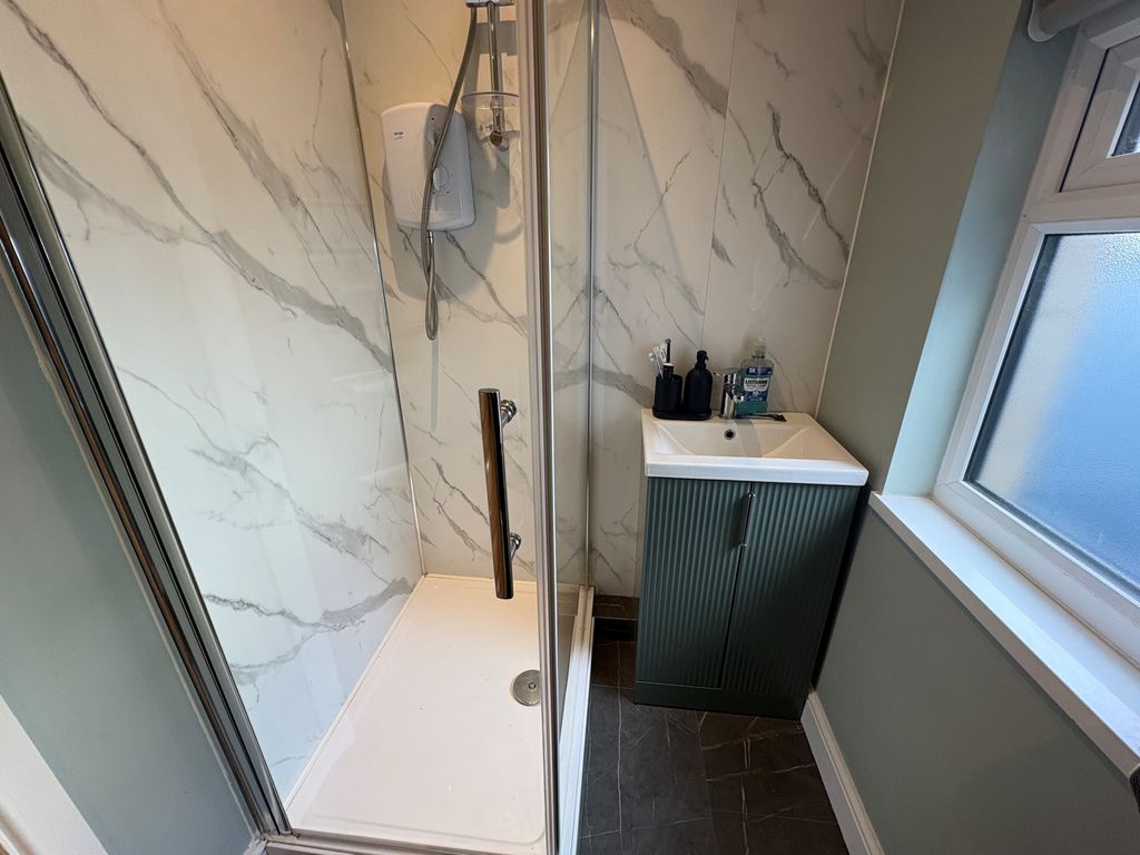 Property photo 1 of 10 Bathroom