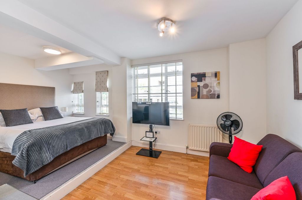 Property photo 2 of 12