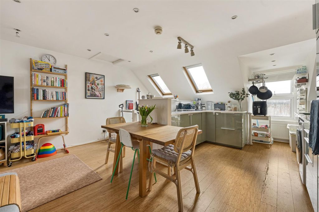 Property photo 3 of 15 Fairlop Road, E11