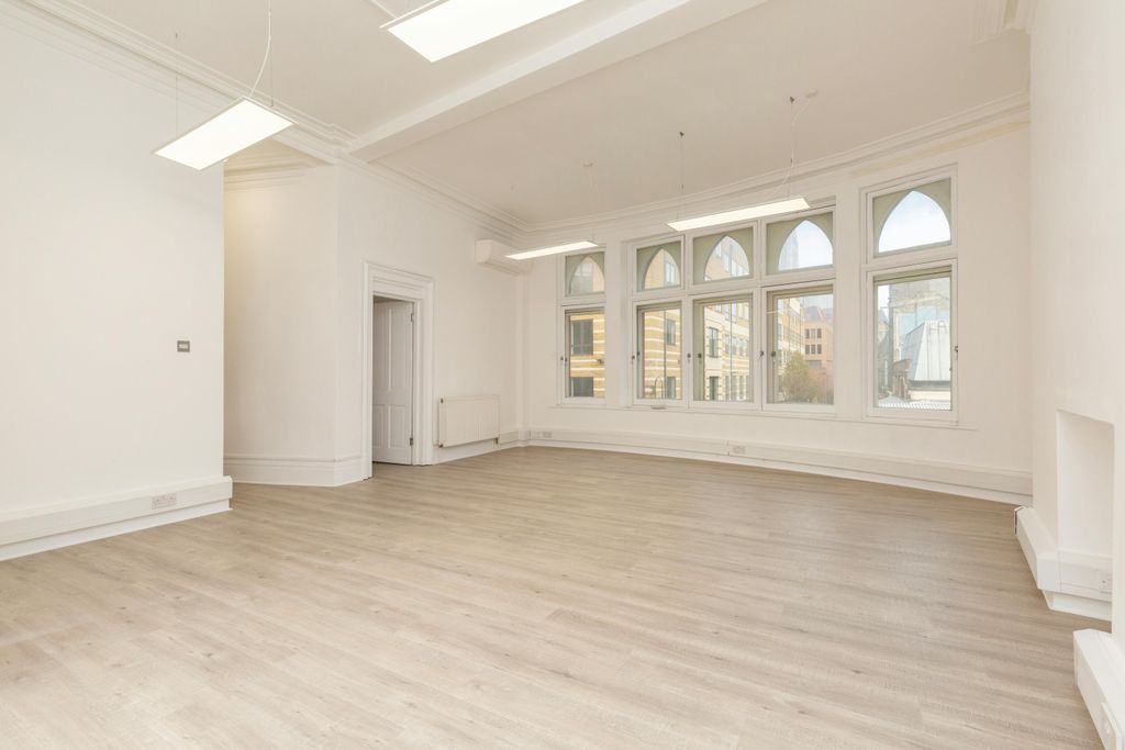 Property photo 3 of 14 353355 Goswell Road 09.Jpg