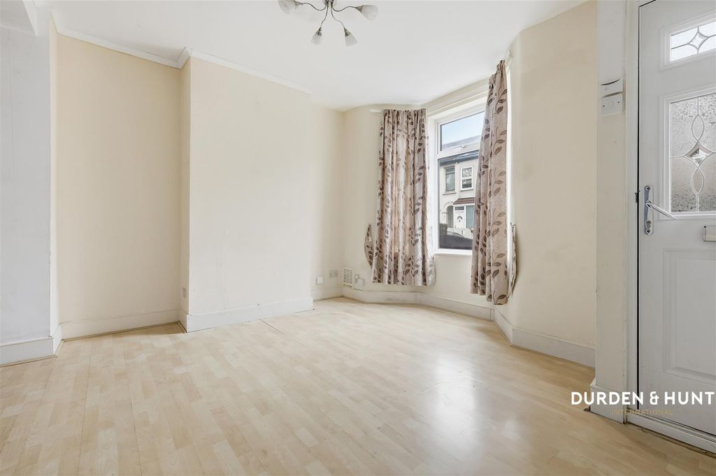 Property photo 2 of 19 Acacia Road