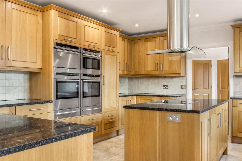 Property photo 2 of 33 Kitchen / Diner