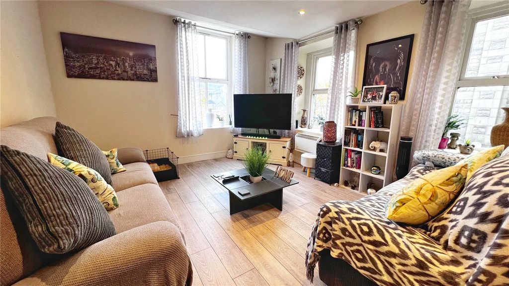 Property photo 2 of 41 Lounge Flat C
