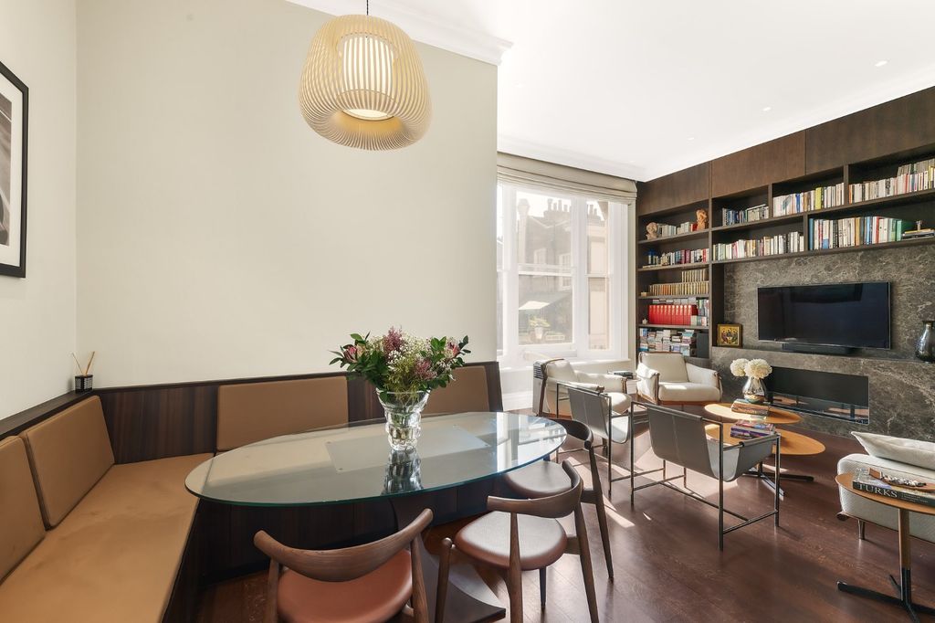 Property photo 3 of 10 Dining Area