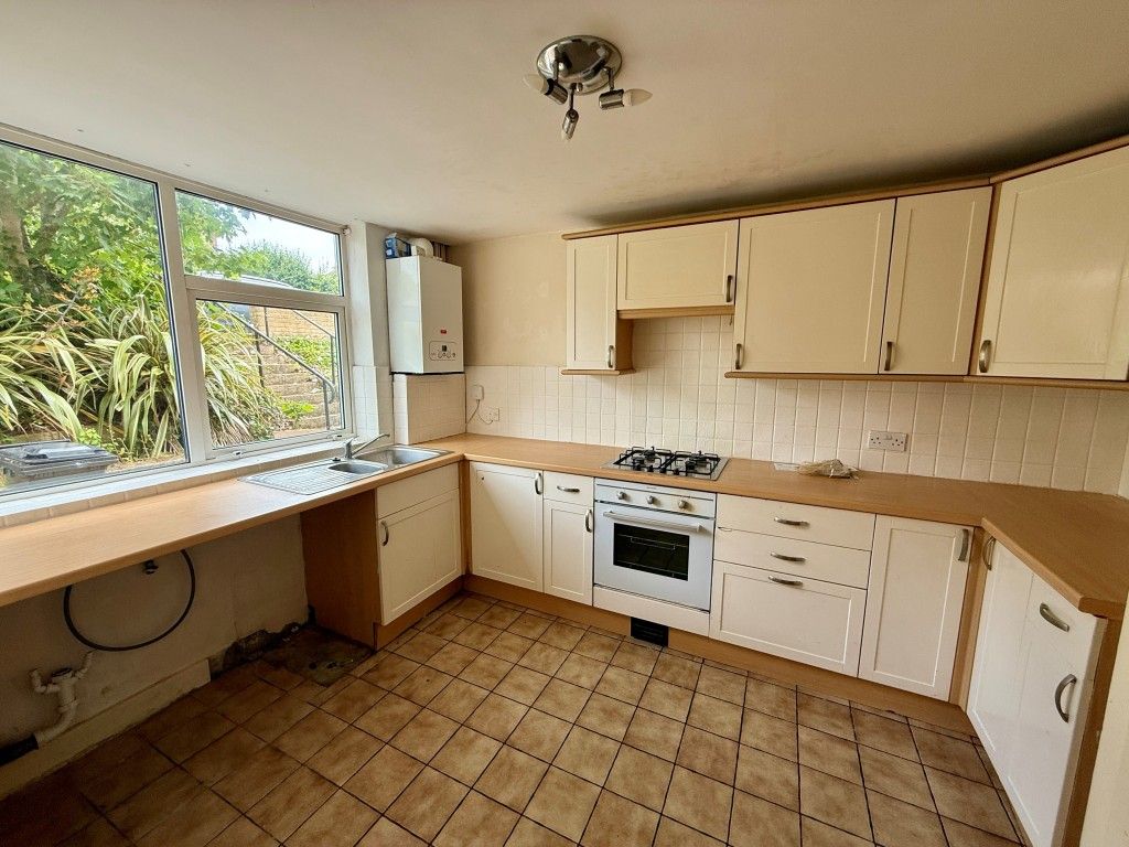 Property photo 3 of 11 Kitchen