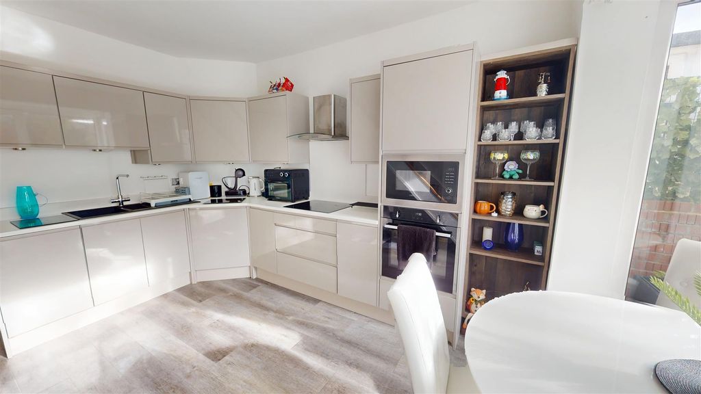 Property photo 3 of 19 Dining Kitchen