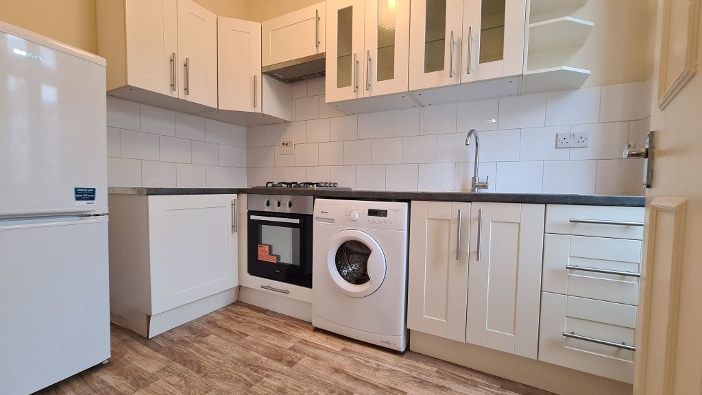Property photo 2 of 11 Fitted Kitchen