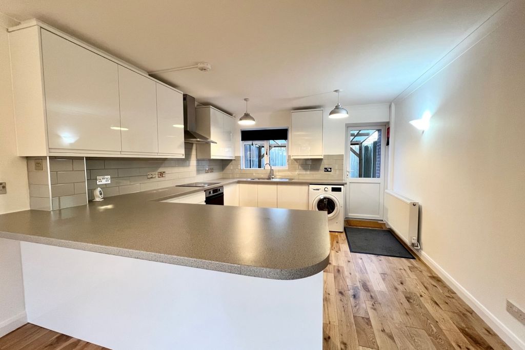 Property photo 3 of 7 Kitchen
