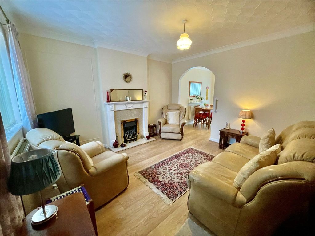 Property photo 3 of 13 Lounge