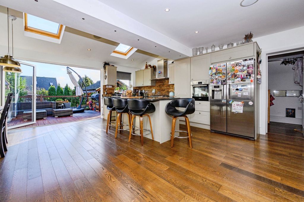 Property photo 3 of 19 Kitchen