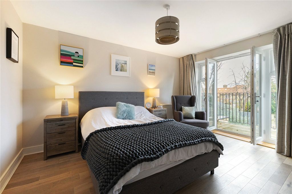 Property photo 3 of 17 Bedroom