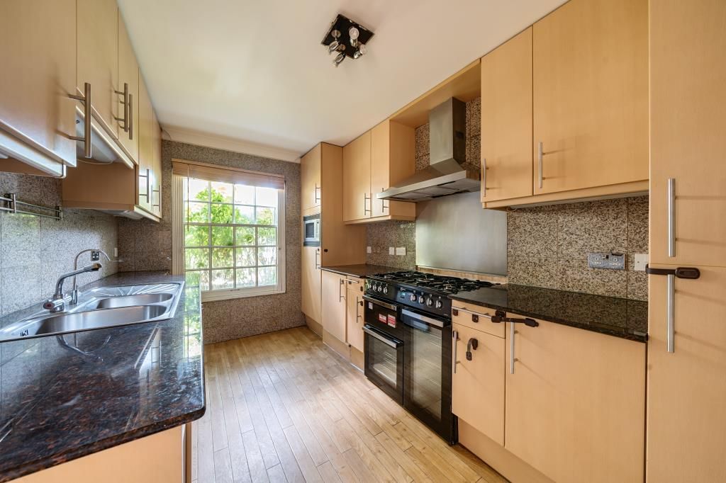 Property photo 2 of 11 Kitchen