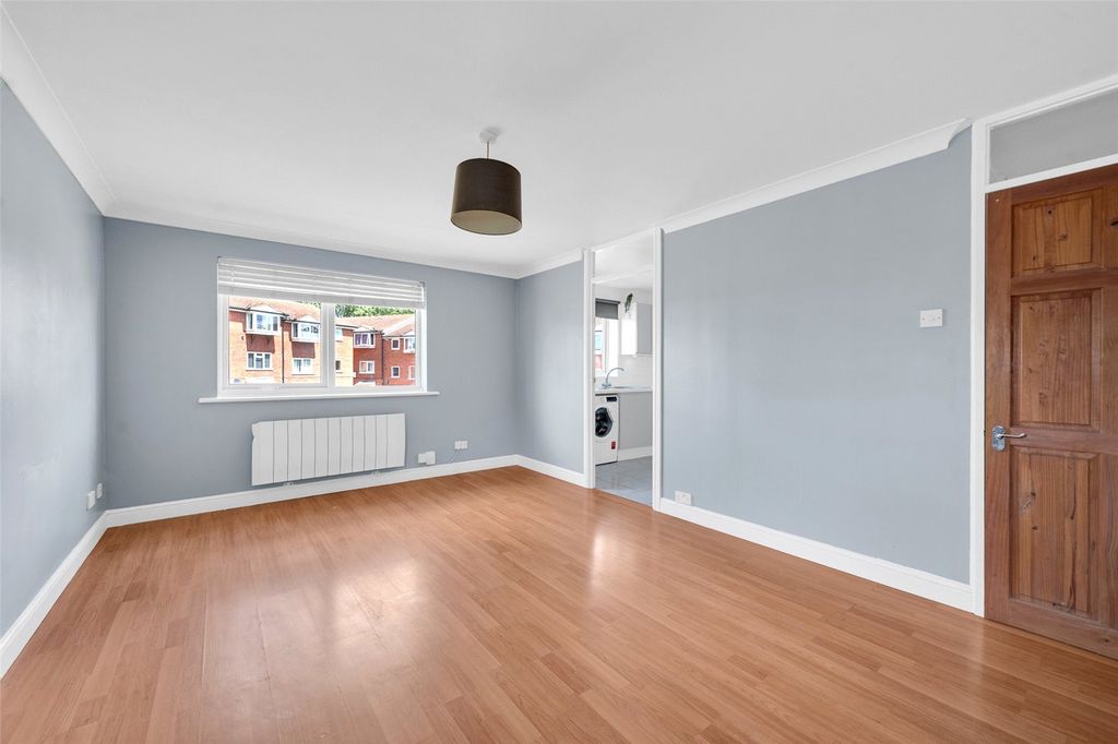 Property photo 3 of 10 Lounge