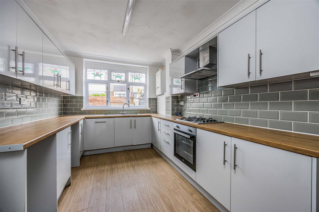 Property photo 2 of 23 41 Heidelberg Road, Southsea-Small-Porticomarketin