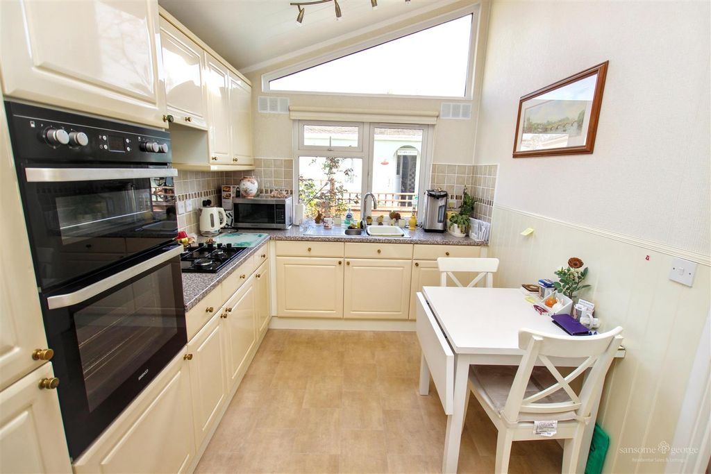 Property photo 3 of 12 Kitchen/ Breakfast Room