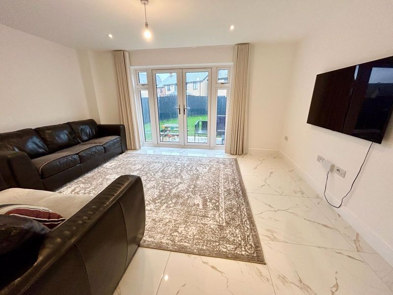 Property photo 3 of 16 Lounge