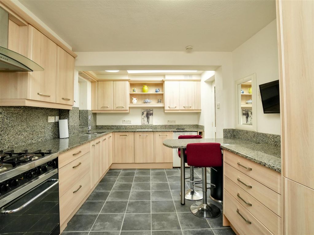 Property photo 3 of 14 Kitchen