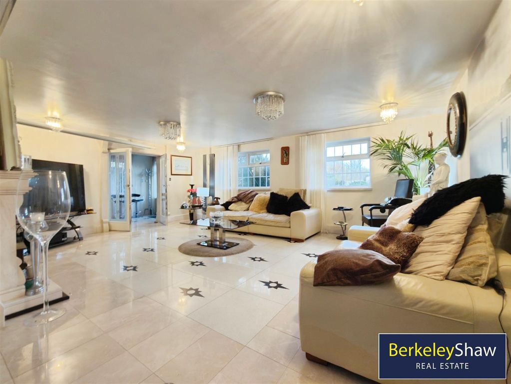 Property photo 2 of 18 Lounge