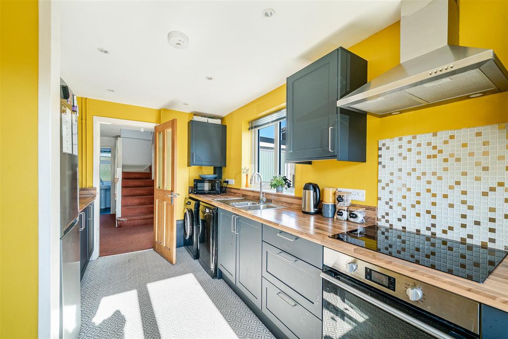 Property photo 3 of 17 Kitchen