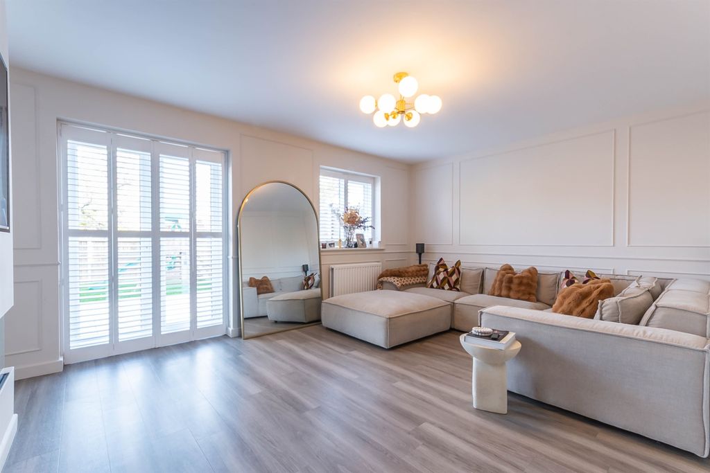 Property photo 1 of 19 Lounge