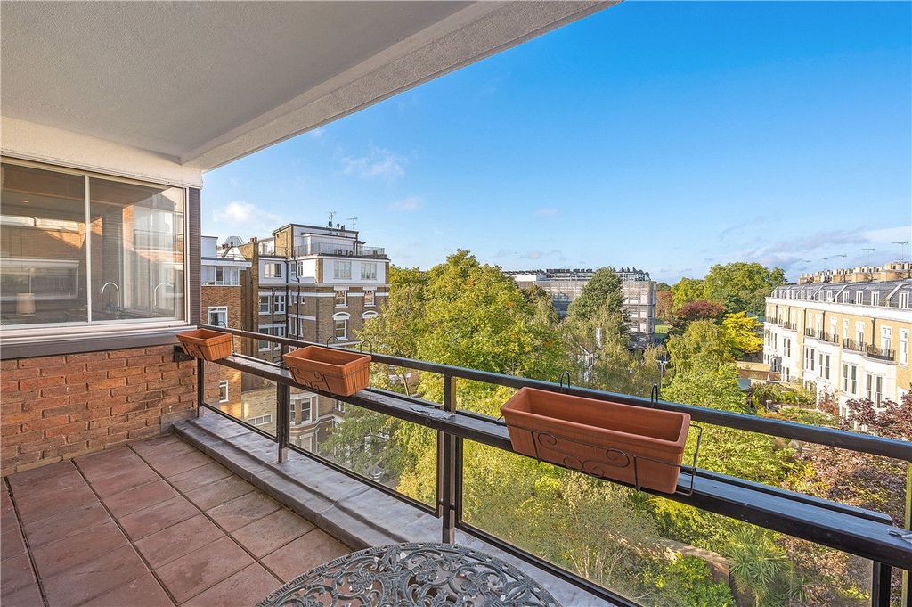 Property photo 3 of 25 Balcony